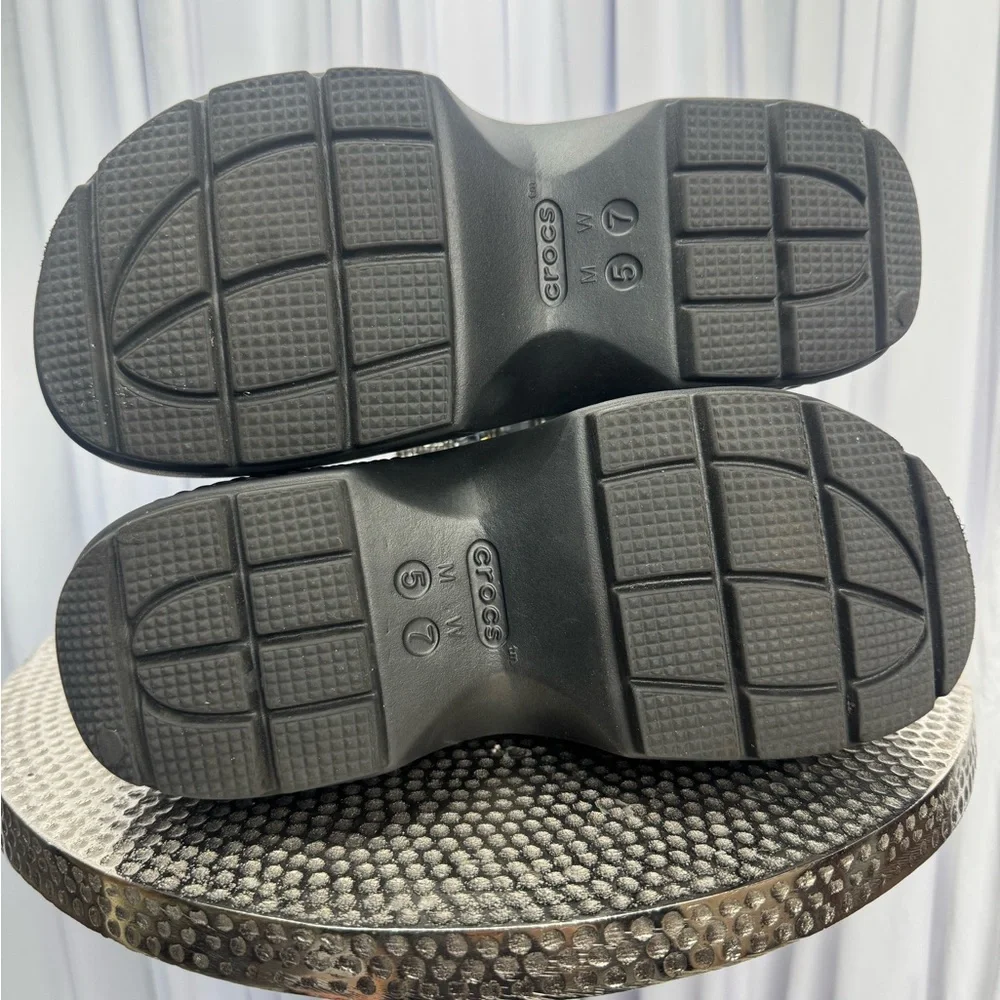 CROCS Metallic Silver Mary Jane Platform Clogs with Studded Strap Women’s Size 7